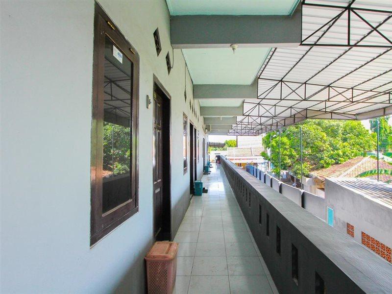 Spot On 2288 Kost Mittasukha Family Hotel Banyuwangi  Exterior photo