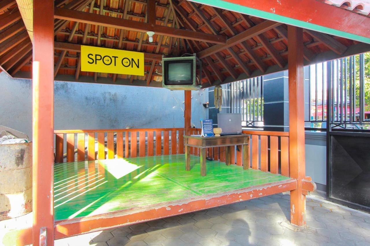 Spot On 2288 Kost Mittasukha Family Hotel Banyuwangi  Exterior photo