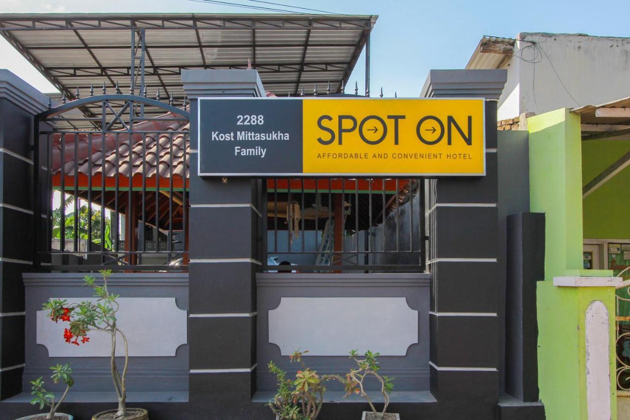 Spot On 2288 Kost Mittasukha Family Hotel Banyuwangi  Exterior photo