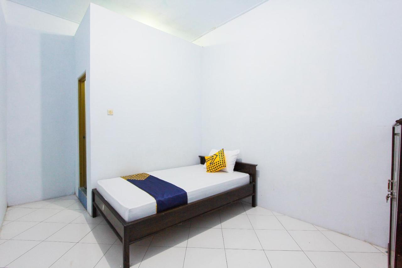 Spot On 2288 Kost Mittasukha Family Hotel Banyuwangi  Exterior photo