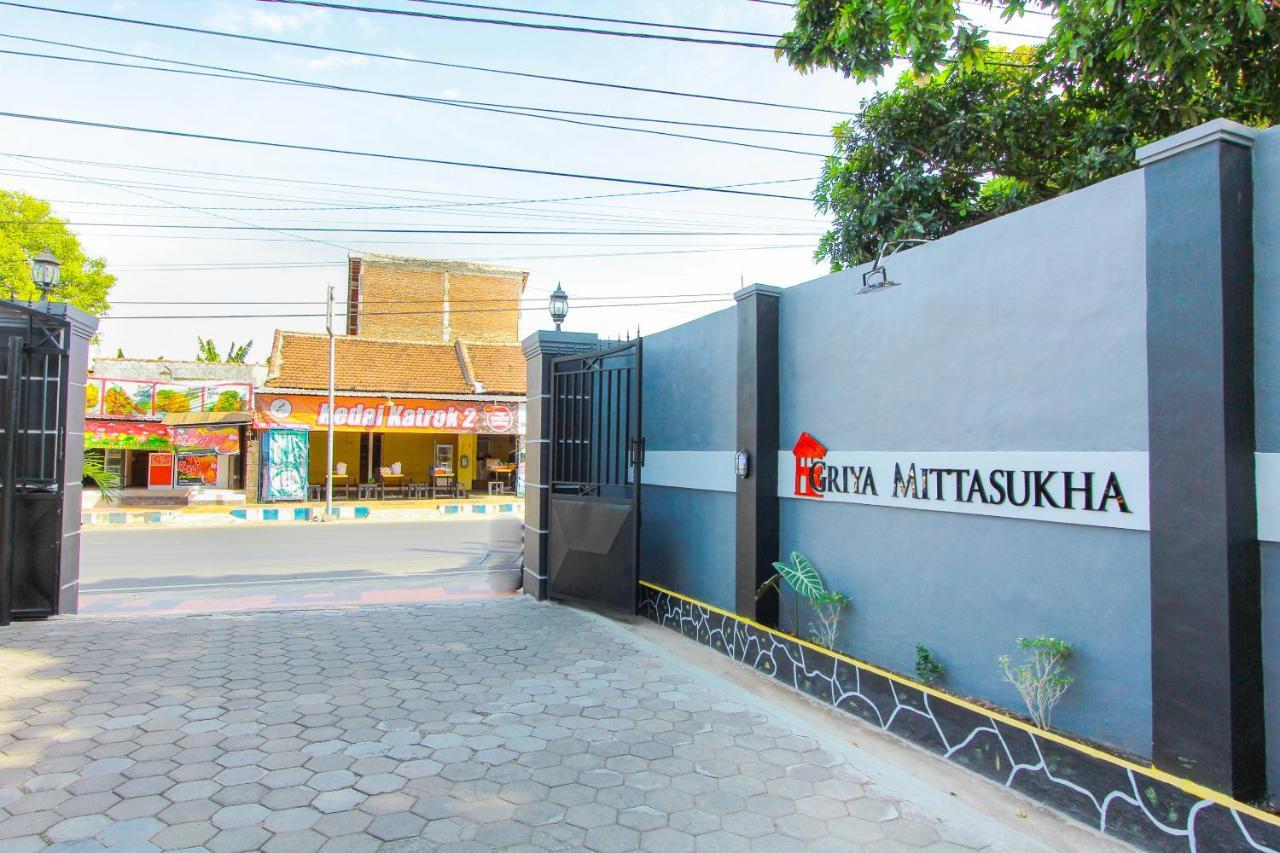 Spot On 2288 Kost Mittasukha Family Hotel Banyuwangi  Exterior photo